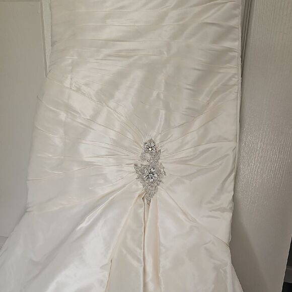 Piccione Ivory Strapless Wedding Gown with Embellished Bodice - Picture 4 of 13